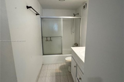 Condo in Sunny Isles Beach, Florida, 2 bedrooms  № 2012884 - photo 11