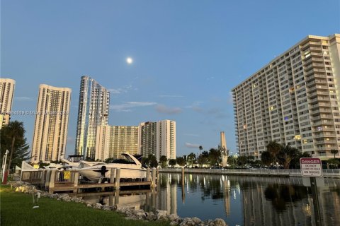 Condo in Sunny Isles Beach, Florida, 2 bedrooms  № 2012884