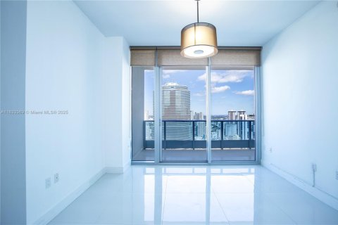 Condo in Miami, Florida, 2 bedrooms  № 1888778 - photo 11