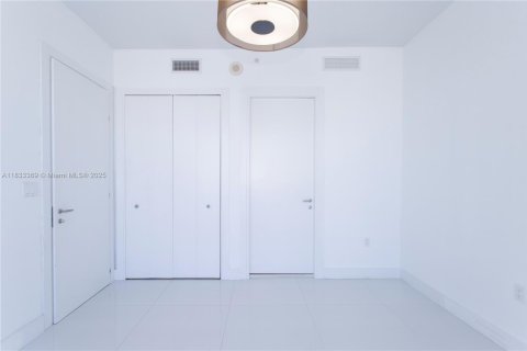Condo in Miami, Florida, 2 bedrooms  № 1888778 - photo 12