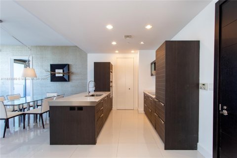 Condo in Miami, Florida, 2 bedrooms  № 1888778 - photo 5