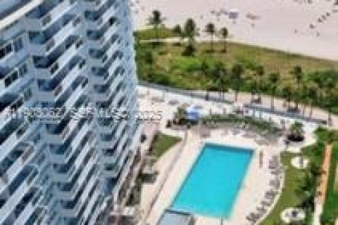 Condominio en Miami Beach, Florida, 1 dormitorio  № 2054196