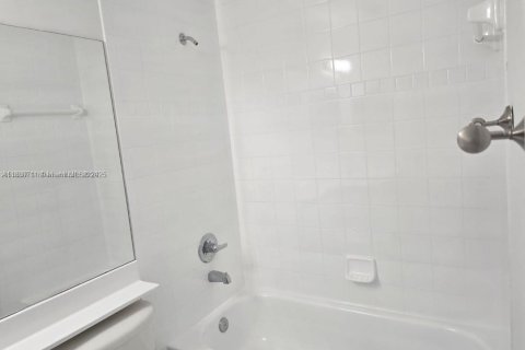 Touwnhouse à vendre à Miramar, Floride: 3 chambres, 117.99 m2 № 2012137 - photo 11