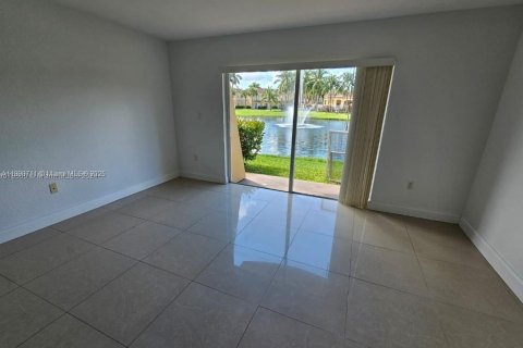 Touwnhouse à vendre à Miramar, Floride: 3 chambres, 117.99 m2 № 2012137 - photo 4