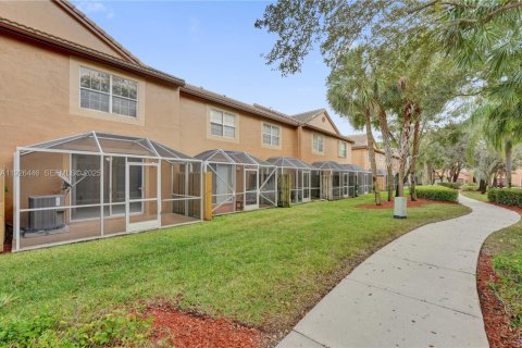 Townhouse in Weston, Florida 2 bedrooms, 117.15 sq.m. № 1991060 - photo 16