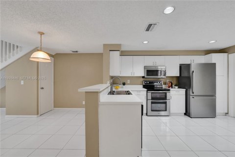 Townhouse in Weston, Florida 2 bedrooms, 117.15 sq.m. № 1991060 - photo 8