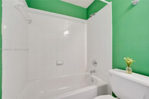 Townhouse in Weston, Florida 2 bedrooms, 117.15 sq.m. № 1991060 - photo 22