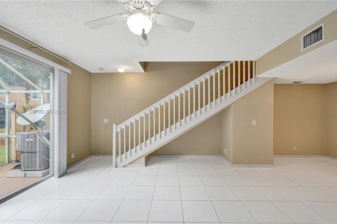 Townhouse in Weston, Florida 2 bedrooms, 117.15 sq.m. № 1991060 - photo 13