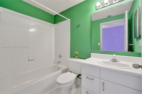 Townhouse in Weston, Florida 2 bedrooms, 117.15 sq.m. № 1991060 - photo 21