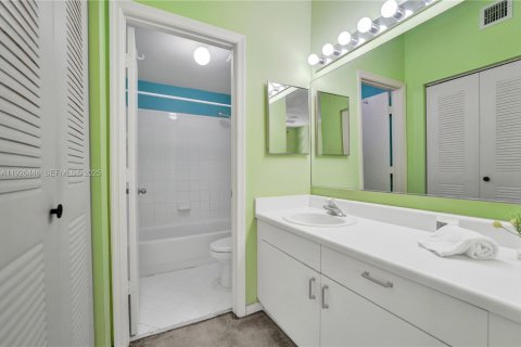 Townhouse in Weston, Florida 2 bedrooms, 117.15 sq.m. № 1991060 - photo 24