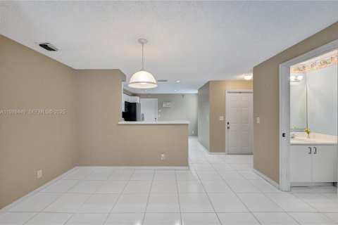 Townhouse in Weston, Florida 2 bedrooms, 117.15 sq.m. № 1991060 - photo 9