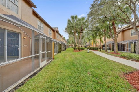 Townhouse in Weston, Florida 2 bedrooms, 117.15 sq.m. № 1991060 - photo 17