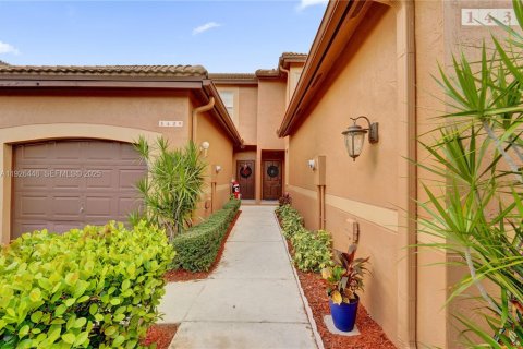 Townhouse in Weston, Florida 2 bedrooms, 117.15 sq.m. № 1991060 - photo 3