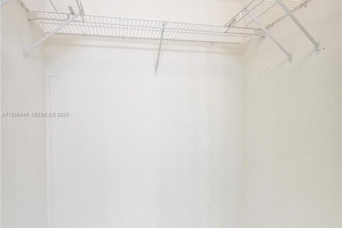 Townhouse in Weston, Florida 2 bedrooms, 117.15 sq.m. № 1991060 - photo 26