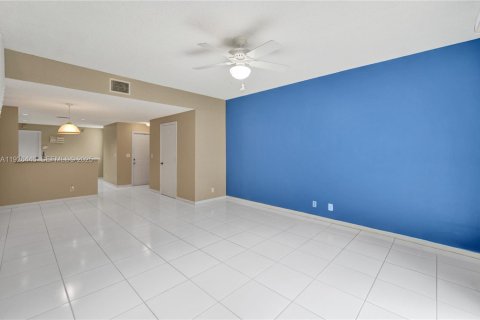 Townhouse in Weston, Florida 2 bedrooms, 117.15 sq.m. № 1991060 - photo 11