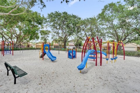 Townhouse in Weston, Florida 2 bedrooms, 117.15 sq.m. № 1991060 - photo 30