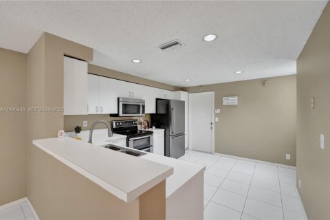 Townhouse in Weston, Florida 2 bedrooms, 117.15 sq.m. № 1991060 - photo 5