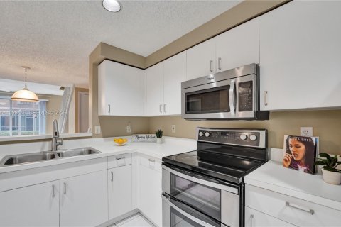 Townhouse in Weston, Florida 2 bedrooms, 117.15 sq.m. № 1991060 - photo 6
