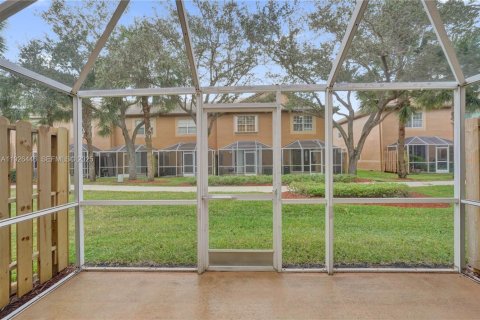 Townhouse in Weston, Florida 2 bedrooms, 117.15 sq.m. № 1991060 - photo 14