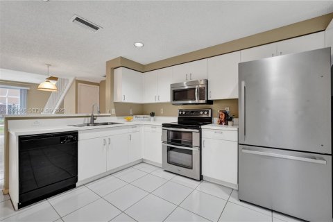 Townhouse in Weston, Florida 2 bedrooms, 117.15 sq.m. № 1991060 - photo 7