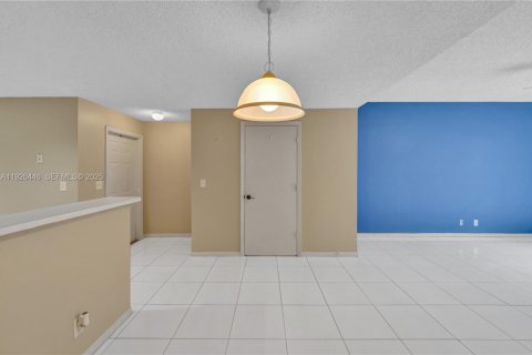 Townhouse in Weston, Florida 2 bedrooms, 117.15 sq.m. № 1991060 - photo 10