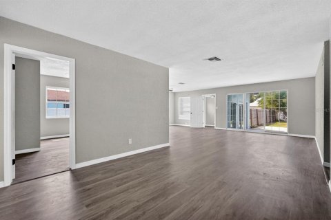 House in Daytona Beach, Florida 4 bedrooms, 196.02 sq.m. № 2100897 - photo 8