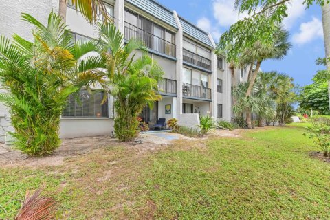 Condo in Lake Worth, Florida, 2 bedrooms № 2261119 - photo 27
