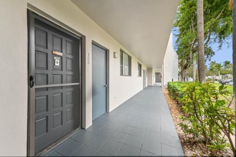 Condo in Lake Worth, Florida, 2 bedrooms № 2261119 - photo 4