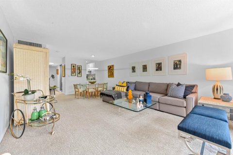 Condo in Lake Worth, Florida, 2 bedrooms № 2261119 - photo 12