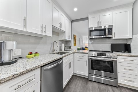 Condo in Lake Worth, Florida, 2 bedrooms № 2261119 - photo 10
