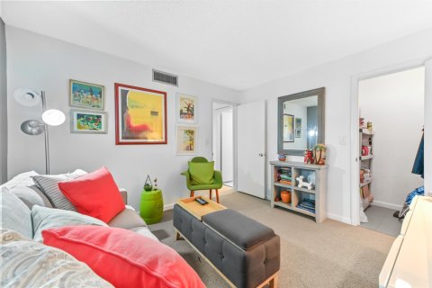 Condo in Lake Worth, Florida, 2 bedrooms № 2261119 - photo 21