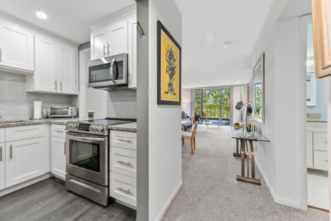 Condo in Lake Worth, Florida, 2 bedrooms № 2261119 - photo 8