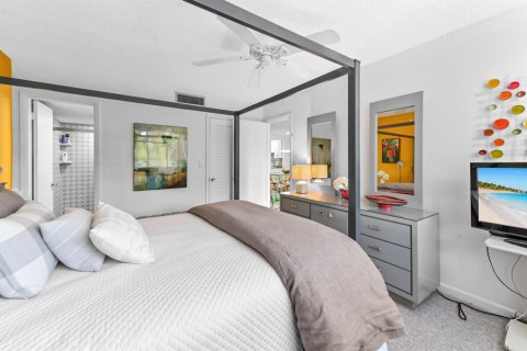 Condo in Lake Worth, Florida, 2 bedrooms № 2261119 - photo 16