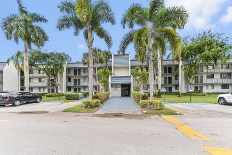 Condo in Lake Worth, Florida, 2 bedrooms № 2261119 - photo 2