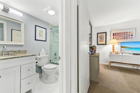 Condo in Lake Worth, Florida, 2 bedrooms № 2261119 - photo 19