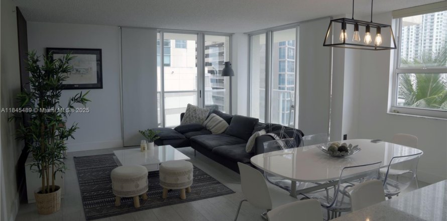 Condominio en Miami, Florida, 3 dormitorios  № 1852223
