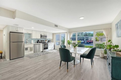 Copropriété à vendre à Sarasota, Floride: 2 chambres, 117.24 m2 № 2133360 - photo 5