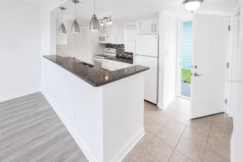 Condo in Dunedin, Florida, 2 bedrooms  № 2136602 - photo 7
