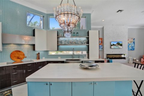 House in Coral Springs, Florida 5 bedrooms, 337.89 sq.m. № 1748300 - photo 13