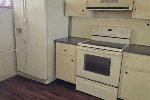 Condo in Oakland Park, Florida, 2 bedrooms  № 1944936 - photo 3