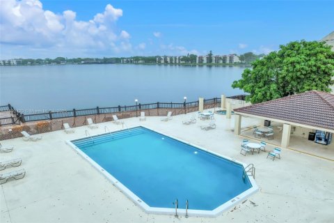 Condo in Oakland Park, Florida, 2 bedrooms  № 1944936 - photo 2