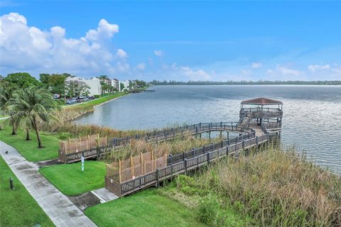 Condo in Oakland Park, Florida, 2 bedrooms  № 1944936 - photo 1
