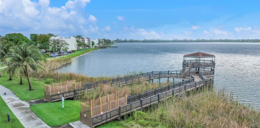 Condo in Oakland Park, Florida, 2 bedrooms № 1944936