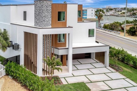 House in Saint Petersburg, Florida 5 bedrooms, 411.93 sq.m. № 2117913