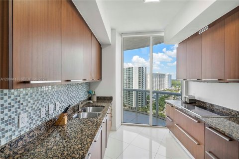 Condo in Sunny Isles Beach, Florida, 2 bedrooms № 2260493 - photo 15