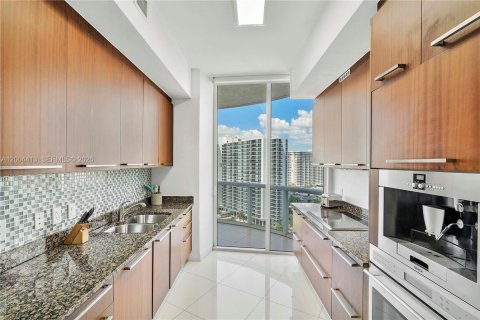 Condo in Sunny Isles Beach, Florida, 2 bedrooms № 2260493 - photo 17