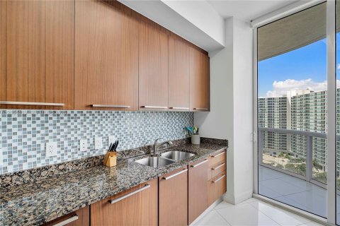 Condo in Sunny Isles Beach, Florida, 2 bedrooms № 2260493 - photo 18