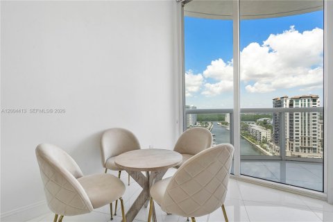 Condo in Sunny Isles Beach, Florida, 2 bedrooms № 2260493 - photo 23