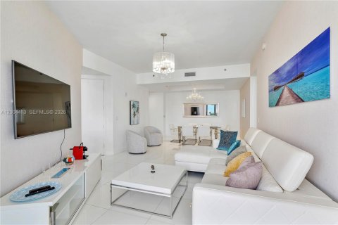 Condo in Sunny Isles Beach, Florida, 2 bedrooms № 2260493 - photo 13