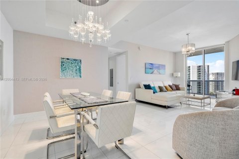 Condo in Sunny Isles Beach, Florida, 2 bedrooms № 2260493 - photo 5